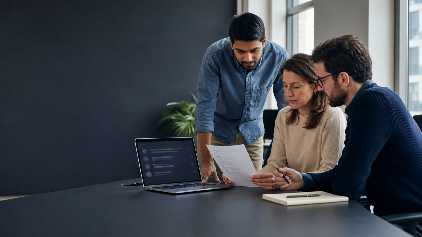 Equipo de empresa validando un checklist de actualización de software antes de activar un asistente de IA