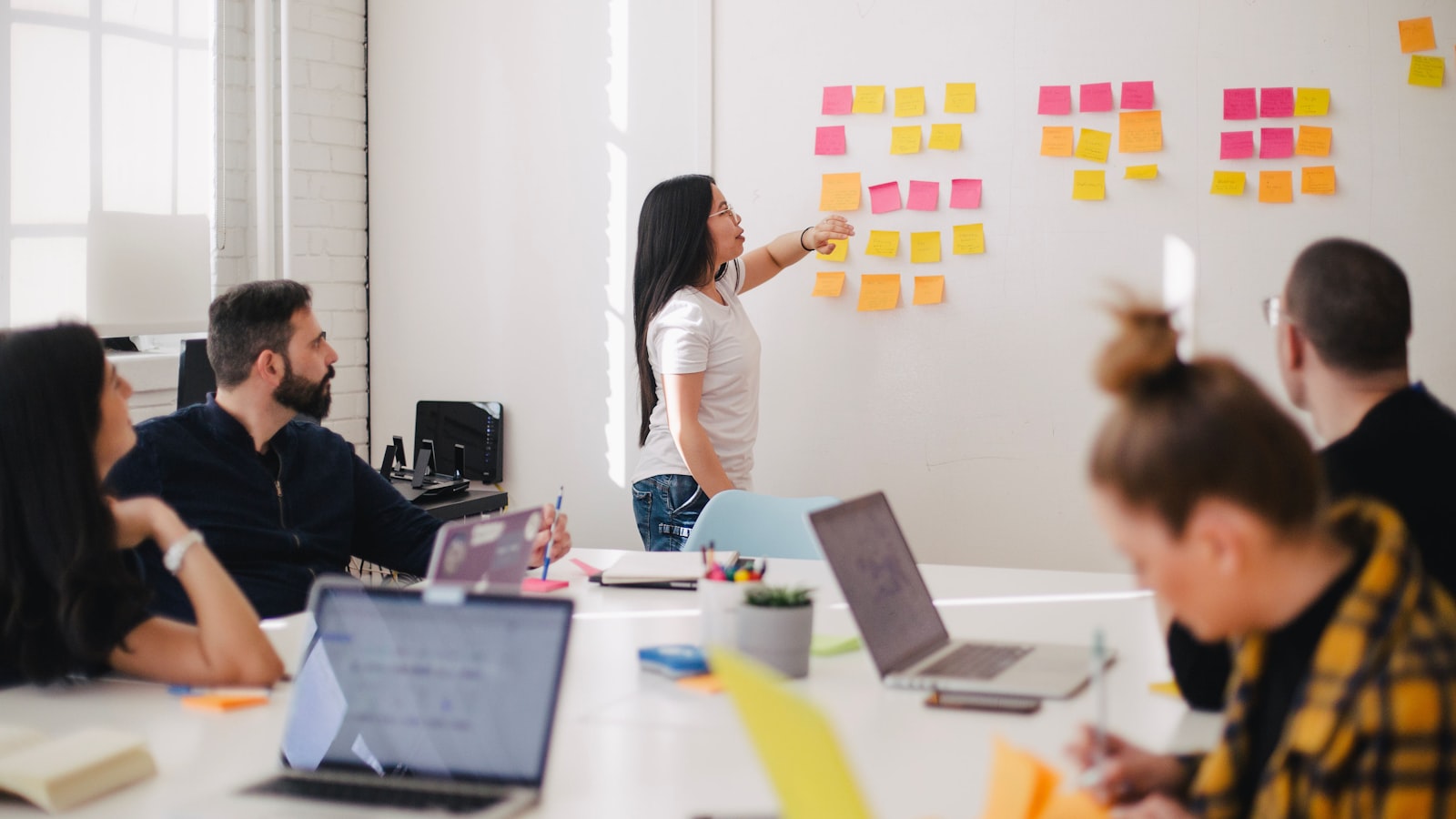 Equipo empresarial revisando una simulación y decisiones estratégicas
