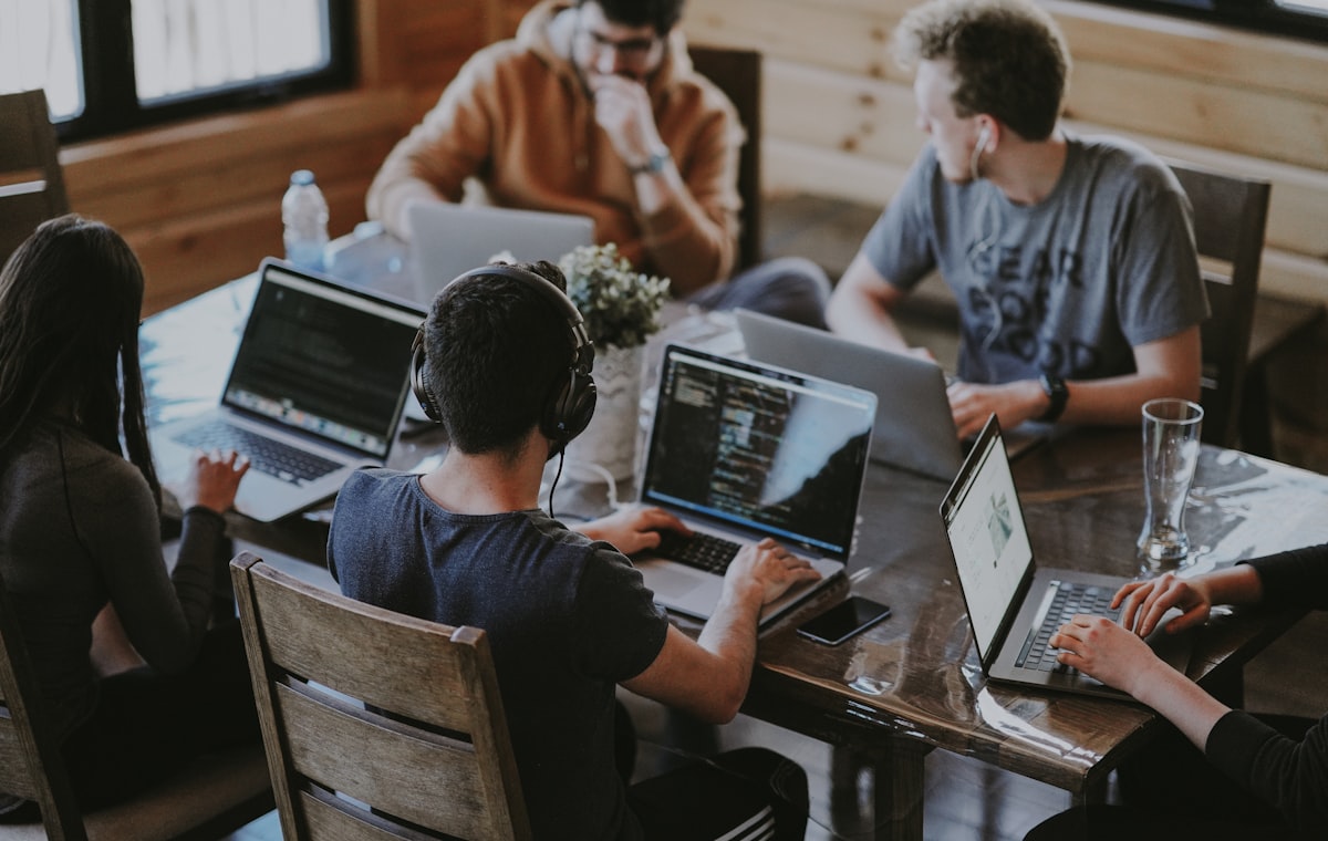 Equipo trabajando con ordenadores en un entorno colaborativo